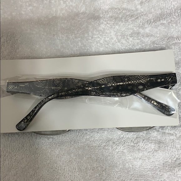 Vera Wang Sunglasses - Picture 3 of 4